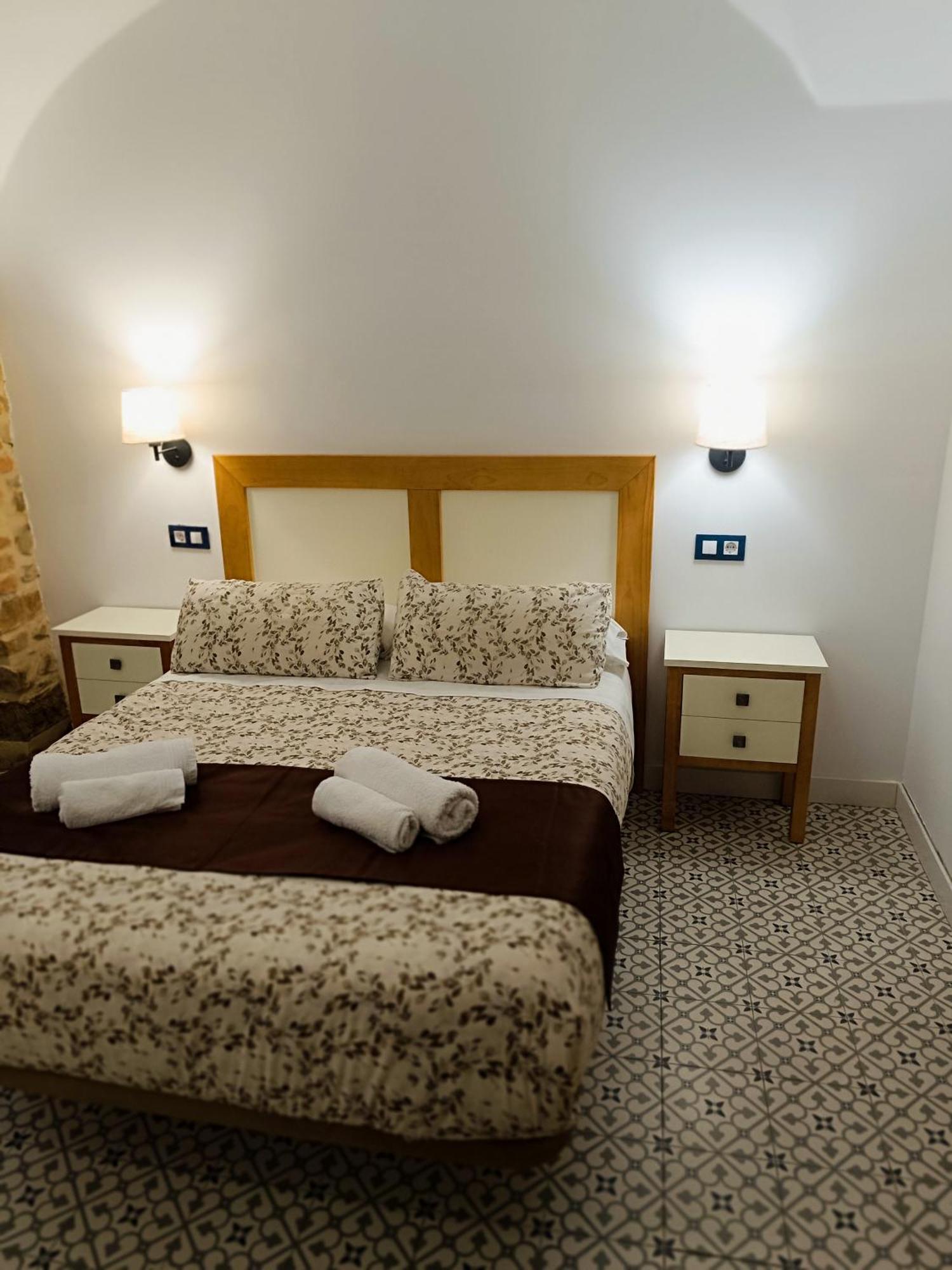Al-Qazeres Suites Caces Exterior foto