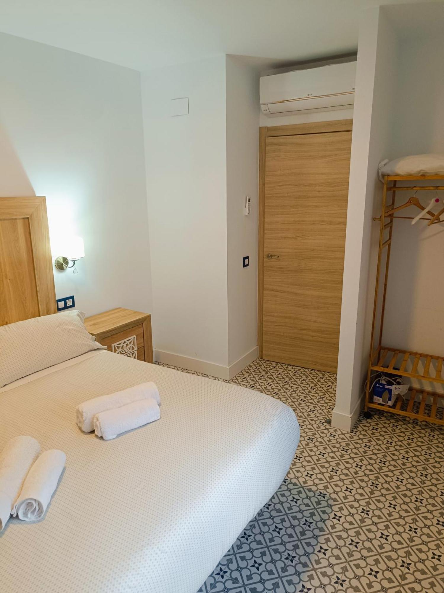Al-Qazeres Suites Caces Exterior foto