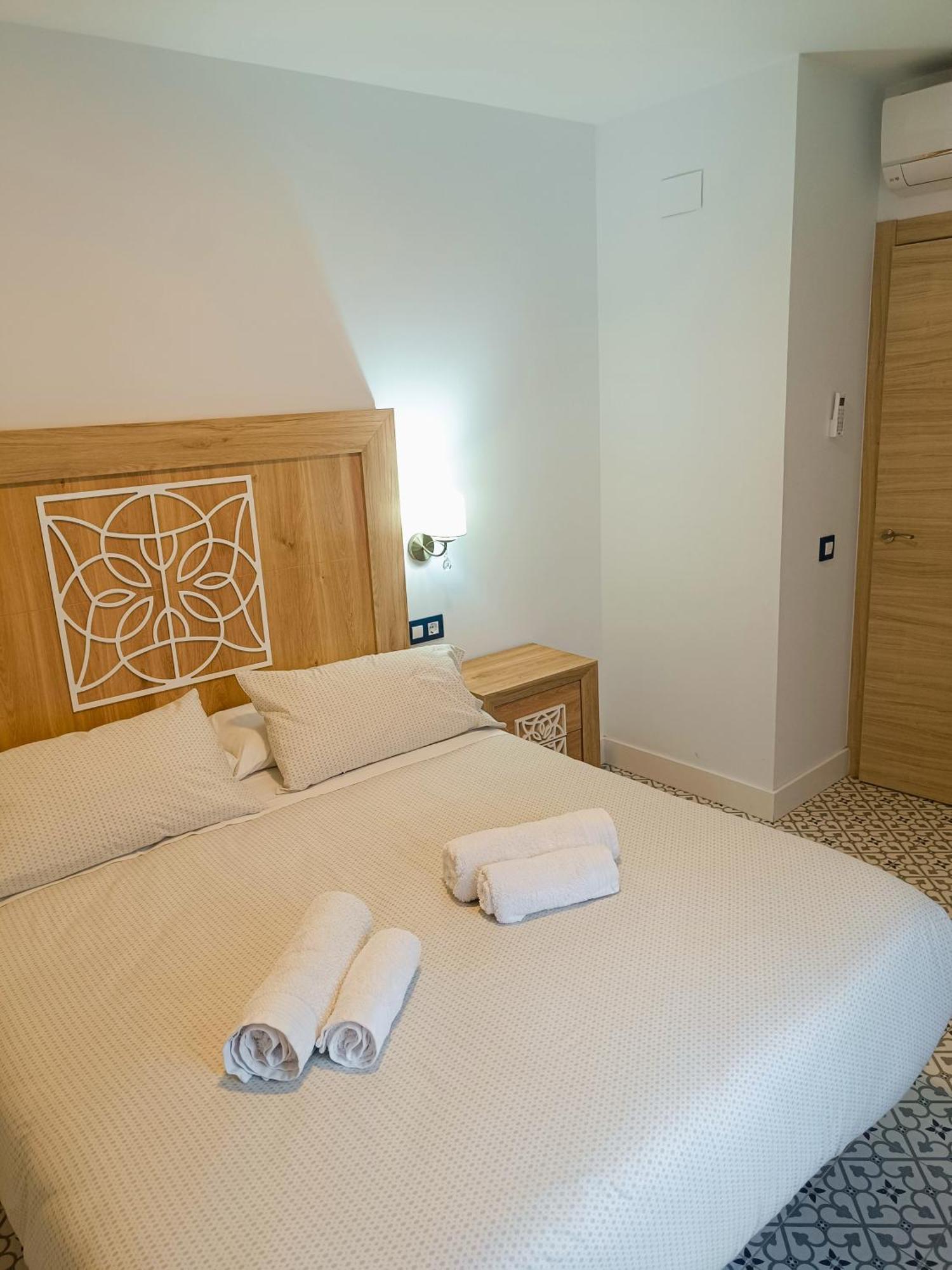 Al-Qazeres Suites Caces Exterior foto